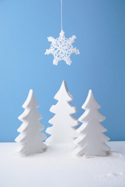 Un kar ve örme Kartanesi yukarıdaki üç seramik çam