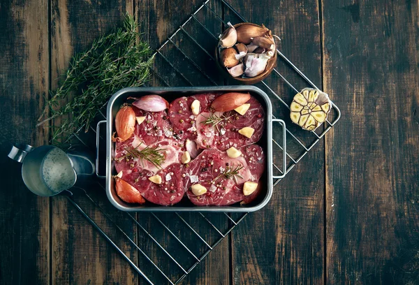 Vue du dessus de la viande dans une poêle en acier prête à cuire au four — Photo