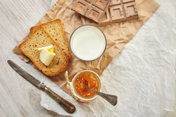 Ovansida av frukost med sylt, bröd, smör och mjölk — Stockfoto