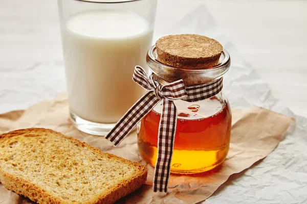 Primer plano de tarro de miel atado con cinta bonita como regalo — Foto de Stock