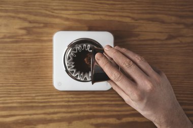 El çekilmiş kahve damla Maker'da dökülen.