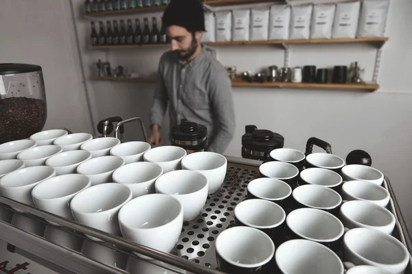 Blick von oben auf leere Teetassen auf Kaffeemaschine — Stockfoto