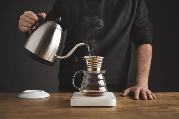 Realizzazione di caffè filtrato in macchina a goccia — Foto Stock