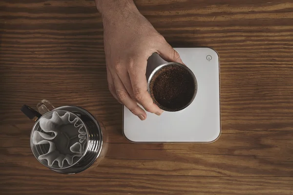 Αρσενική χέρι κρατά από ανοξείδωτο μέταλλο Κύπελλο με αλεσμένο καφέ — Φωτογραφία Αρχείου