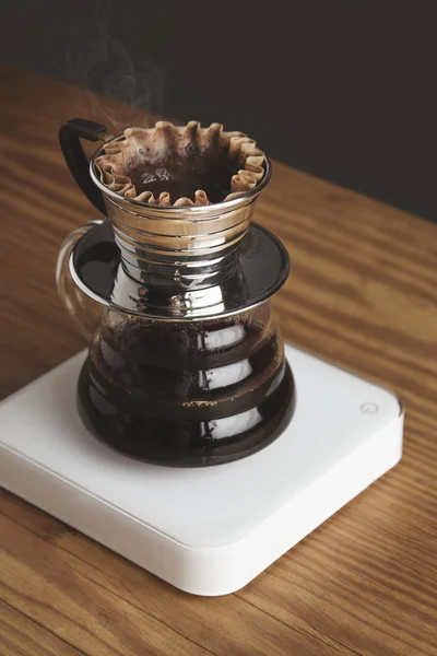 Прозрачная хромированная капельная кофеварка с жареным фильтрованным кофе — стоковое фото