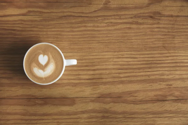 Copa vista superior con capuchino sobre mesa de madera — Foto de Stock