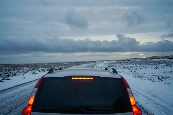 Vista detrás del coche a la carretera congelada vacía en iceland —  Fotos de Stock