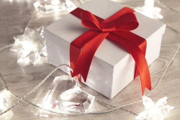 Романтический набор подарков коробка в окружении огней — стоковое фото