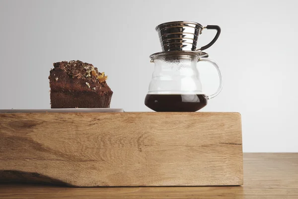 Bolo de chocolate com máquina de café gotejamento — Fotografia de Stock