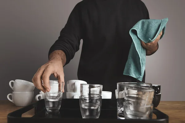 Barista dries coffee cups with microfiber cloth — Stock Photo, Image