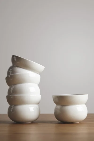 Смесь керамических чашек кофе в форме на столе — стоковое фото