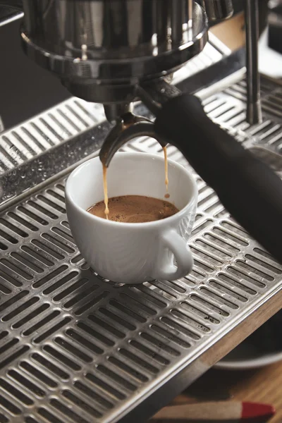 Preparación de café en la máquina italiana en la cafetería —  Fotos de Stock