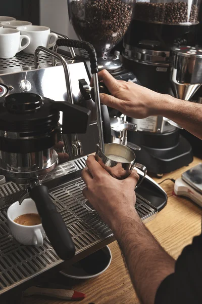 Barista preparing coffee on big italian machine — Stock Photo, Image