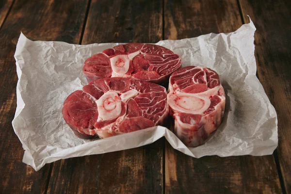 Tres filetes de carne cruda fresca con tapa de hueso —  Fotos de Stock