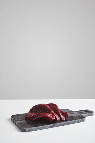 Bife de carne de baleia fatiada em placa de mármore isolada — Fotografia de Stock