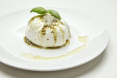 Beyaz izole pesto ile Mozarella