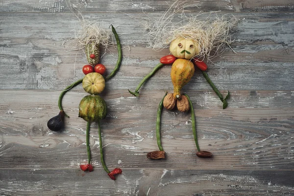 Vegetable doll couple on wooden table — Stock Photo, Image