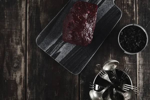 Escritorio de mármol, sal, artículos de cocina en la mesa — Foto de Stock