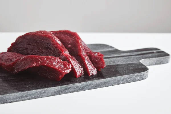Szeletelt bálna hús steak, a márvány tábla oldalnézetből — Stock Fotó