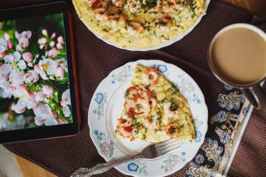 Kızarmış kabak karides ile