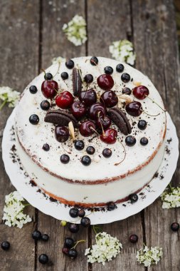 Beyaz kek çilek ve bisküvi