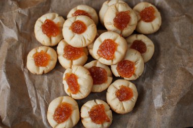 reçel ile ev yapımı bisküvi