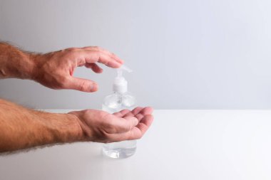 Hidroterapi jeli kullanan insan elleri virüslere karşı dezenfekte eder ve sağlıklı kalır.