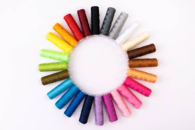 Daire şeklinde dizilmiş renkli dikiş iplikleri. Dikiş arkaplanı