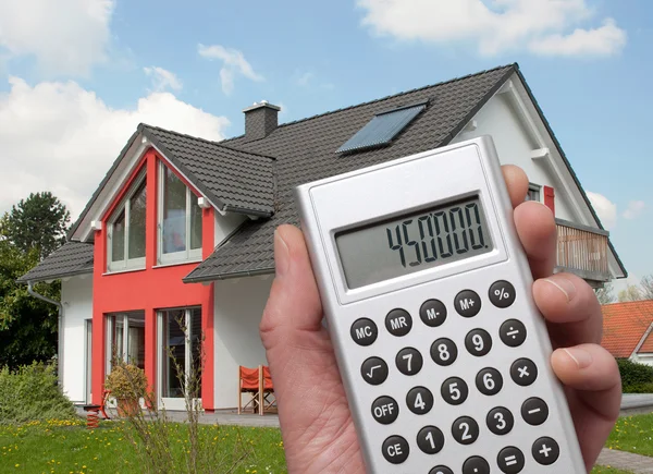 Haus und Taschenrechner — Stockfoto