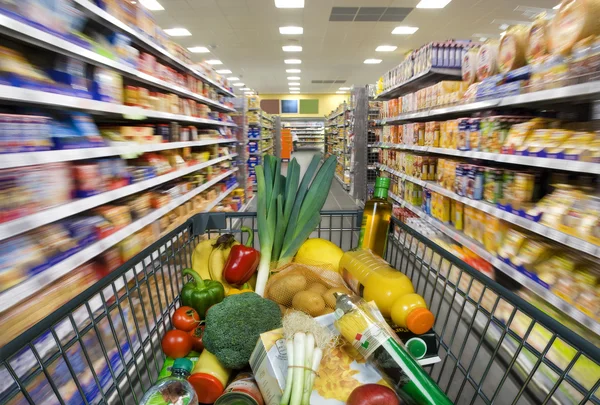 Carrito de compras en el supermercado — Foto de Stock