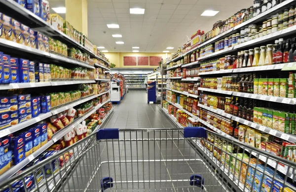 Carrito de compras en un supermercado — Foto de Stock