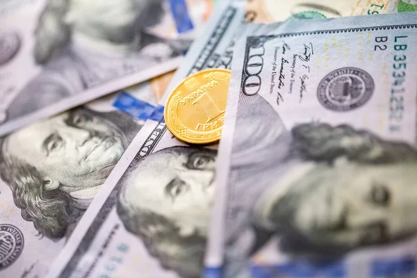 1つのウクライナの罰金で鋳造されたコインは フランクリンが直面している新しい100ドル札にあります — ストック写真