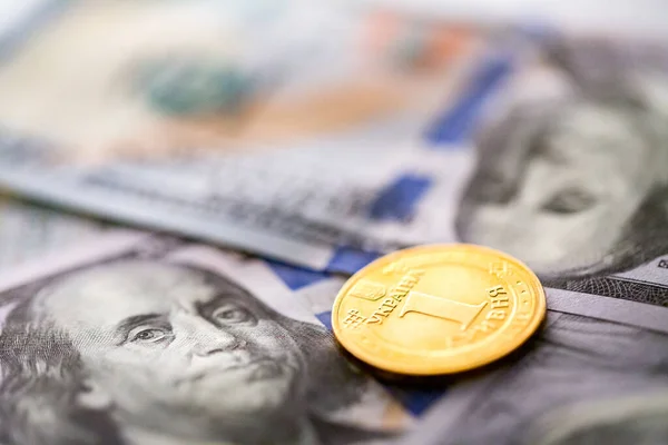 1つのウクライナの罰金で鋳造されたコインは フランクリンが直面している新しい100ドル札にあります — ストック写真