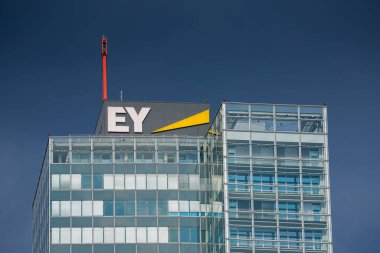 VIENNA, AUSTRIA - 31 Temmuz 2019 'da Viyana' da Viyana Donau şehrindeki IZD Kulesi 'nin cam cephesinde Ernst & Young Global Limited' in logosu.