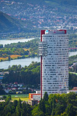 VİANNA, AUSTRIA - 31 Temmuz 2019 'da Viyana' da Amerikan çok uluslu ilaç şirketi Pfizer ve Generali Group İtalyan sigorta şirketinin logolarına sahip Florido Kulesi binası.