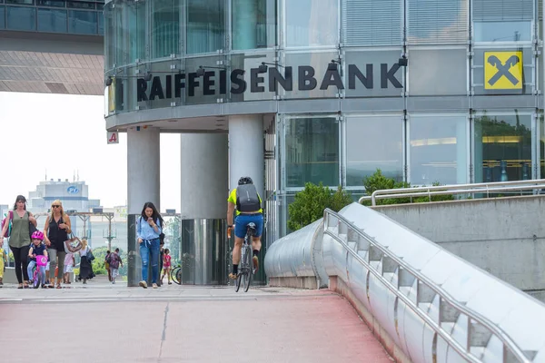 Vienna Österrike Juli Entrégrupp Med Logotyp Till Byggnaden Raiffeisenlandesbank Niedersterreich — Stockfoto