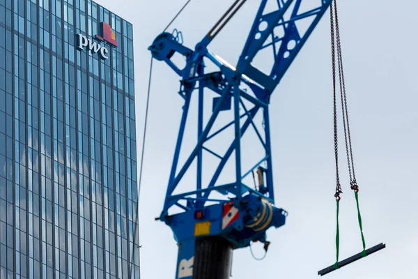 Vienna Áustria Julho Guindaste Construção Levanta Uma Viga Aço Fundo — Fotografia de Stock