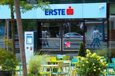 VİYANA, AUSTRIA - 02 Ağustos 2019 'da Avusturya' nın Viyana kentinde Erste Kampüsü 'nün ana tren istasyonu (Wien Hauptbahnhof) yakınlarındaki idari binalarının kompleksi.