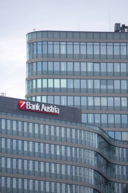 VIENNA, AUSTRIA - Avusturya Logo Bankası Avusturya AG, Avusturya 'nın Viyana (Wien Hauptbahnhof) tren istasyonunun (OBB) yanındaki cam cephede 2 Ağustos 2019' da Avusturya 'nın Viyana kentinde inşa edildi..