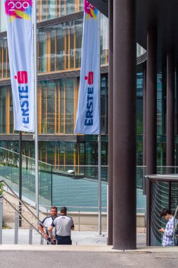 VİYANA, AUSTRIA - 02 Ağustos 2019 'da Avusturya' nın Viyana kentinde Erste Kampüsü 'nün ana tren istasyonu (Wien Hauptbahnhof) yakınlarındaki idari binalarının kompleksi.