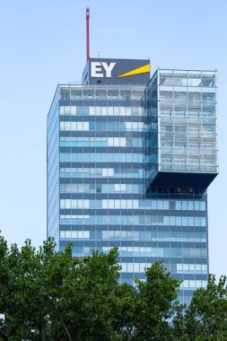 VIENNA, AUSTRIA - 31 Temmuz 2019 'da Viyana' da Viyana Donau şehrindeki IZD Kulesi 'nin cam cephesinde Ernst & Young Global Limited' in logosu.