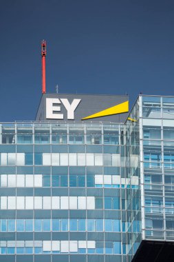 VIENNA, AUSTRIA - 31 Temmuz 2019 'da Viyana' da Viyana Donau şehrindeki IZD Kulesi 'nin cam cephesinde Ernst & Young Global Limited' in logosu.