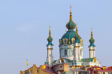 Ukrayna, Kyiv 'deki Dinyeper' in üzerindeki yamaçların manzarası inanılmaz. Antik Barok St. Andrew Kilisesi Andriyivsky Uzviz ve Vozdvyzhenka 'nın üzerinde yükselir..