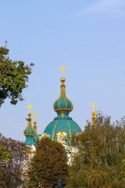 Ukrayna, Kyiv 'deki Dinyeper' in üzerindeki yamaçların manzarası inanılmaz. Antik Barok St. Andrew Kilisesi Andriyivvsky Uzviz ve Vozdvyzhenka 'nın üzerinde yükselir..
