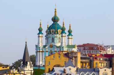 Ukrayna, Kyiv 'deki Dinyeper' in üzerindeki yamaçların manzarası inanılmaz. Antik Barok St. Andrew Kilisesi Andriyivsky Uzviz ve Vozdvyzhenka 'nın üzerinde yükselir..