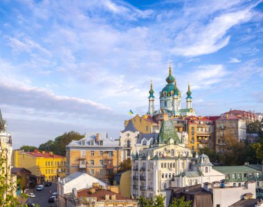 Ukrayna, Kyiv 'deki Dinyeper' in üstündeki yamaçların muhteşem panoramik manzarası. Antik Barok St. Andrew Kilisesi Andriyivsky Uzviz ve Vozdvyzhenka 'nın üzerinde yükselir..