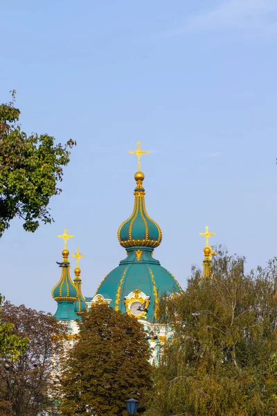 キエフ ウクライナのドニエプル山脈の上の斜面の素晴らしい景色 古代バロック様式の聖アンドリュー教会のドームは アンドリュイフスキー ウズヴィズとヴォズドヴィチェンツァの上に立ち上がります — ストック写真