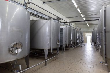 Gıda endüstrisindeki sıvılar için paslanmaz çelik variller, tanklar ve diğer konteynerler. Endüstriyel alkol veya meşrubat üretimi.