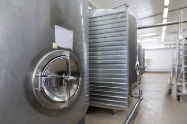 Gıda endüstrisindeki sıvılar için paslanmaz çelik variller, tanklar ve diğer konteynerler. Endüstriyel alkol veya meşrubat üretimi.