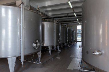 Gıda endüstrisindeki sıvılar için paslanmaz çelik variller, tanklar ve diğer konteynerler. Endüstriyel alkol veya meşrubat üretimi.